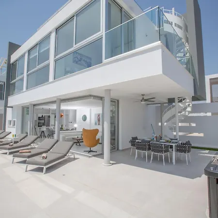 Haus In Pernera Mit Bi Fold Patio Дом отдыха