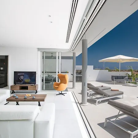 Haus In Pernera Mit Bi Fold Patio Дом отдыха